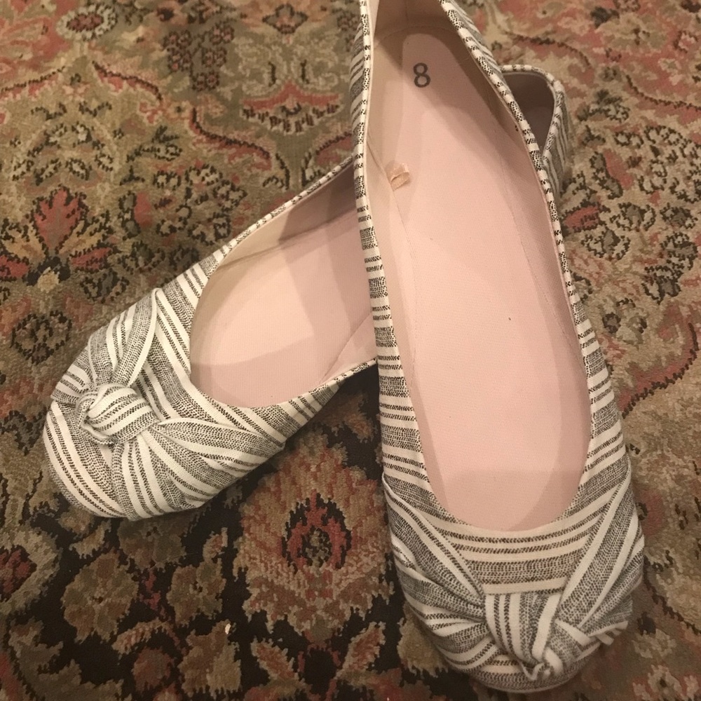 Cute white and gray striped flats